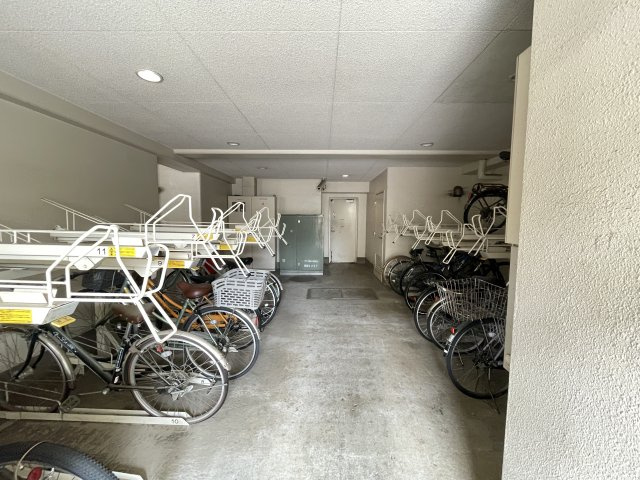 屋根付きの駐輪場で、サビや汚れの心配も不要。　