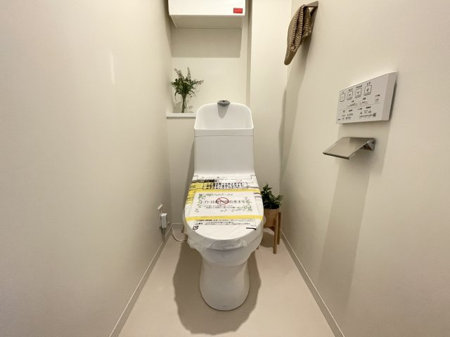 温水洗浄便座付きの清潔感あるトイレは、落ち着いた空間に。　