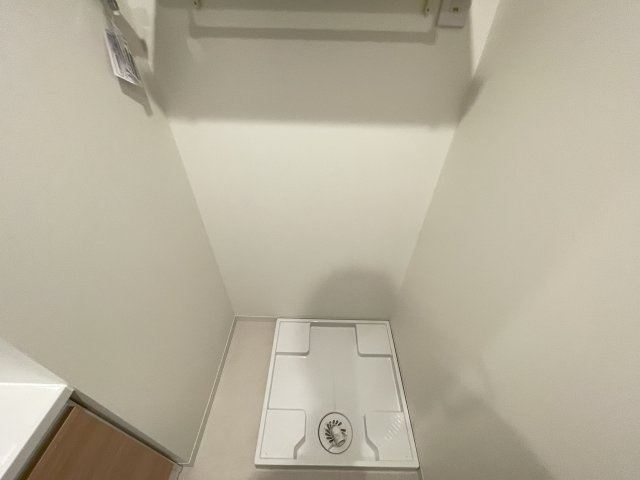 洗濯機置き場の横には可動式の棚もあり、タオルやストックもたっぷり収納出来ます。　