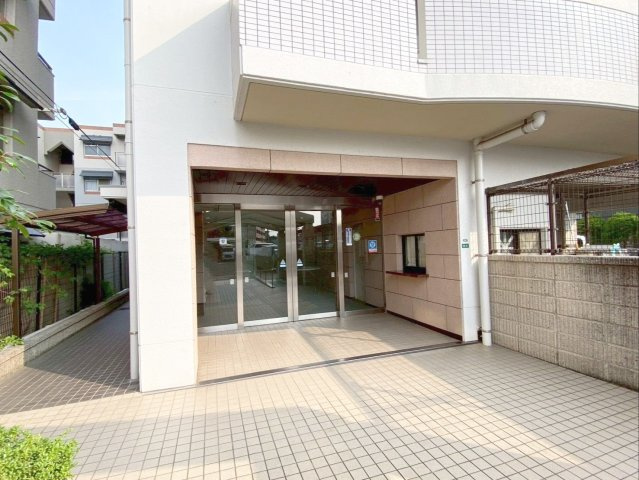 オートロックや防犯カメラの設置があります！