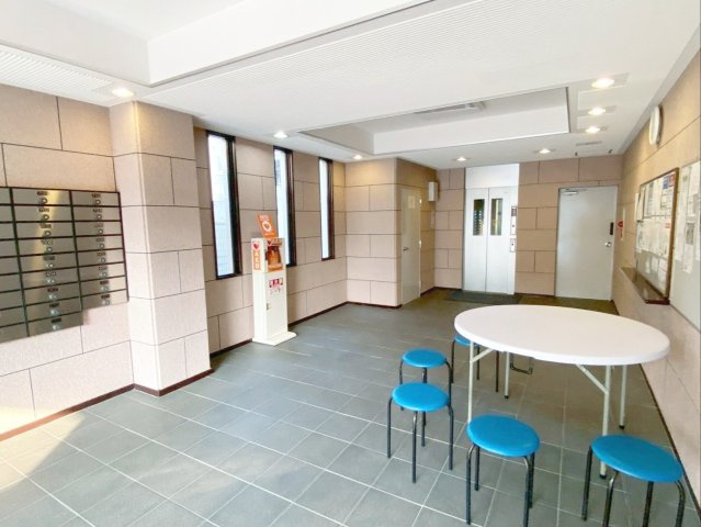 エントランスにはエレベーター・掲示板・郵便受け・AEDなどがあります！