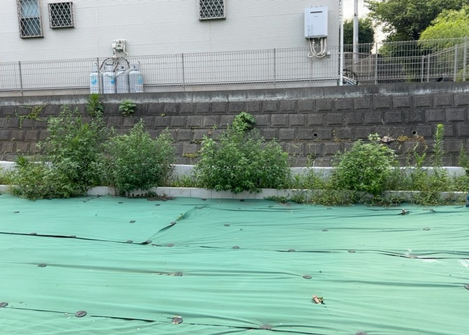 土地の面積＝住宅面積ではありません。建ぺい率の問題などで、土地のある場所によって住宅を建てられる面積は限られています。高さもしかり、「土地」という言葉の中には、建築条件も含まれると考えておきましょう。