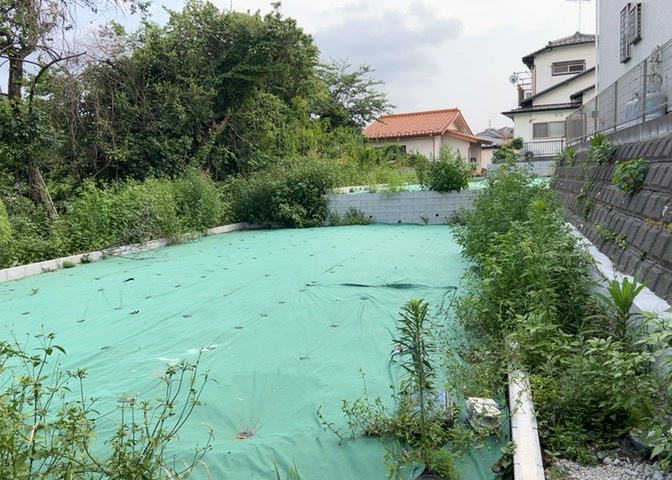 家を建てる場合、方位は要チェックです。現実的に日当たりのよい家ならばリビングは南側、建築基準法でも北側に当たる家への配慮は求められています。土地を見学に行く際は、方位磁針を持って行くようにしましょう。