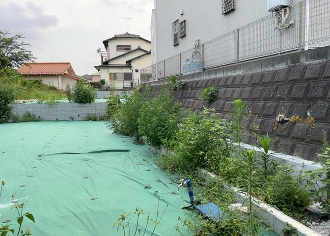 土地の前の道路に消火栓が設置されていることがあります。この場合、道路交通法第45条第1項により、駐車禁止の場所が指定されています。そのため、車庫などの駐車スペースをつくることができない場合があります。