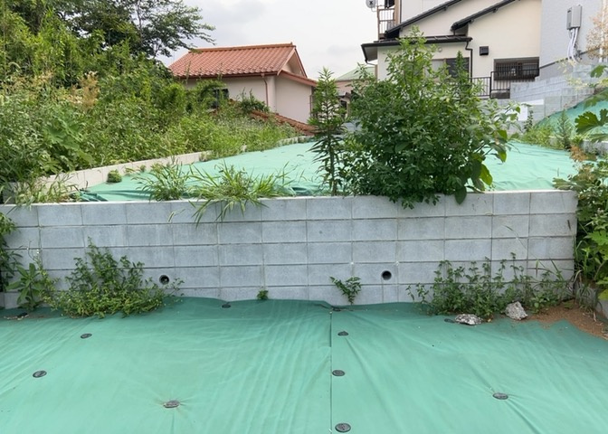 土地購入を検討されている場合、境界杭がない状態で購入してしまうと境界確定測量をする必要があり、費用がかかります。購入の前に、売主、隣土地所有者立ち合いのもと境界を確定し境界杭を設置するのがベストです。