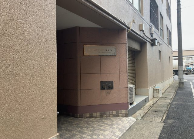 中庭（パティオ）とは、一つの建築物の内部に設けられた、壁などで囲われている庭のことを指します。コの字型、ロの字型が主流ですが、L字型の中庭もあります。最近では、インテリア性の高さからも人気があります。