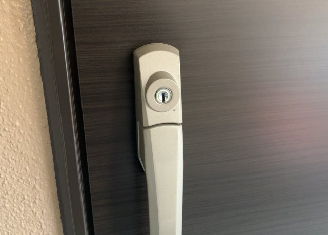 室内の防犯設備もチェックしましょう！モニター付きインターホンが設置されているか、防犯シャッターが設備されているか、ベランダに人が上がってきにくい高さかなどチェックしておくと入居後も安心できるでしょう。