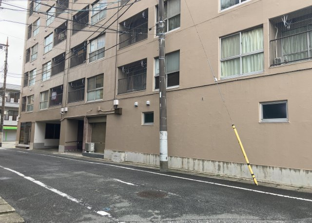 外観はマンション管理がされているかの目安になります。築年数が古いと、壁面は劣化してひび割れが生じることも！建物が古びていても細かいところが修繕されていると、きちんと管理されているなぁと感じるでしょう。