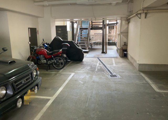 マンションの駐輪場は、事前に空きがあるか確認を取ると安心です。せっかく入居したのに駐輪スペースがない！なんてことになったら大変ですよね。そこで、内見時や購入前にはまず事前に確認しておくと良いでしょう。
