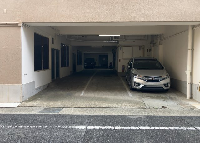 駐車場と明記されていても、最小スペースでつくられた駐車場だと大型車は駐車できなかったり、出入りしにくくなったりする可能性があります。お車のサイズと購入したい物件の駐車場のサイズを現地で確認しましょう。