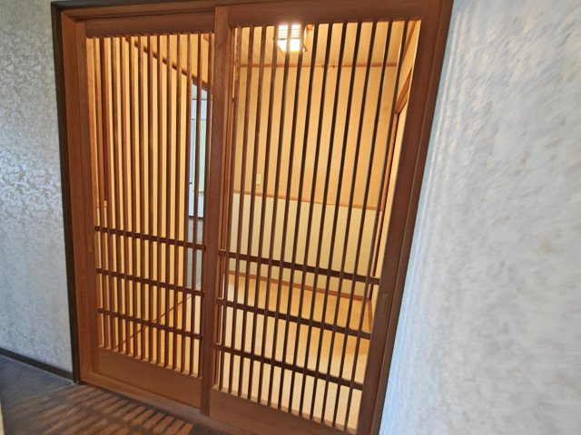 繊細な格子戸が美しい和の内玄関。木の温もりと落ち着きを感じられる、趣ある空間です。