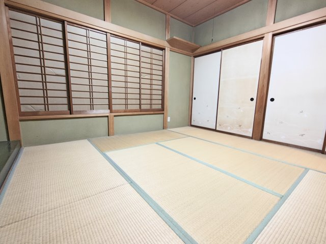 畳と木製建具が織りなす趣ある和室。障子から柔らかな光が差し込む、落ち着きのある空間です。