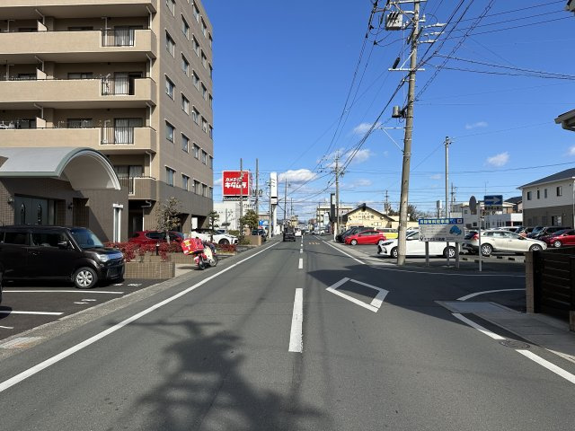 最寄りバス停は多数の路線！車が必需品の土地に嬉しい環境です！　