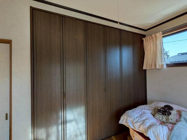 お部屋をすっきり保てる、壁一面の大型クローゼット。