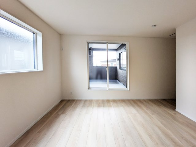 2階8.5帖の洋室、CL完備♪バルコニーに面した明るいお部屋です