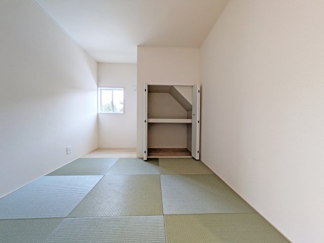 1階洋風和室5.2帖！　リビングから和室が見渡せるので、寛ぎながら家族の様子を見守れます