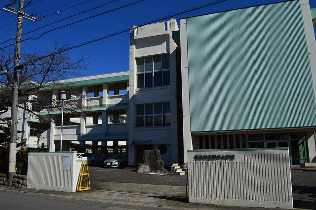 草井小学校　897m