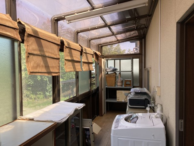 物置スペースとして活用できる空間。日用品や季節物、ストック品の整理整頓に便利で、住まいをすっきり保てます。また天候に左右されにくいサンルームとしての利用も可能。勝手口付きで使い勝手の良い多目的スペース