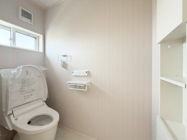 【1号棟　トイレ】壁埋込の収納付きで、床に置く必要がないので衛生的です！収納棚にペーパーや芳香剤、掃除用品がスッキリ片付けることができます♪