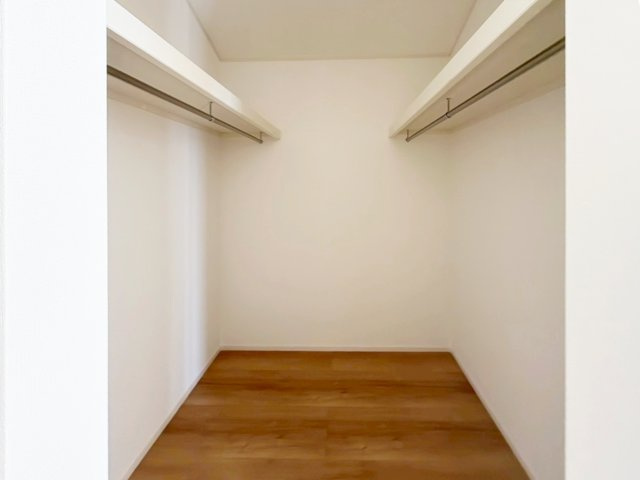 【1号棟　ウォークインクローゼット】衣類を収納するだけでなく、使っていないお布団やシーズン毎のインテリアを片付けるのにも便利です。
