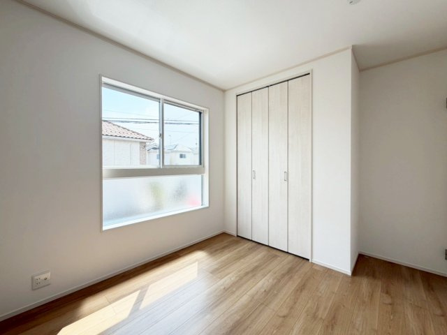 【1号棟　5.2帖洋室】南向きのお部屋で日当たりの良い空間です。自分好みの空間で楽しい時間を過ごしましょう♪壁は全面ホワイトベースの為、ポスター等を飾るにも邪魔しない色合いです。