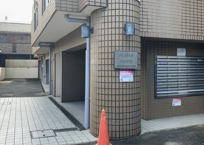 中庭（パティオ）とは、一つの建築物の内部に設けられた、壁などで囲われている庭のことを指します。コの字型、ロの字型が主流ですが、L字型の中庭もあります。最近では、インテリア性の高さからも人気があります。