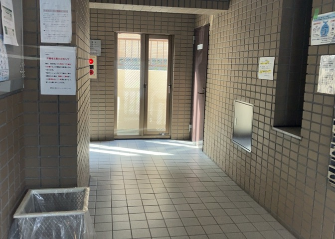 ラウンジは、マンションの共用スペースに椅子やテーブルなどを配置した利用者が寛げる空間です。屋内型ラウンジと屋外型ラウンジがあります。共用部分の管理状況と合わせて、詳細については現地でご確認ください。