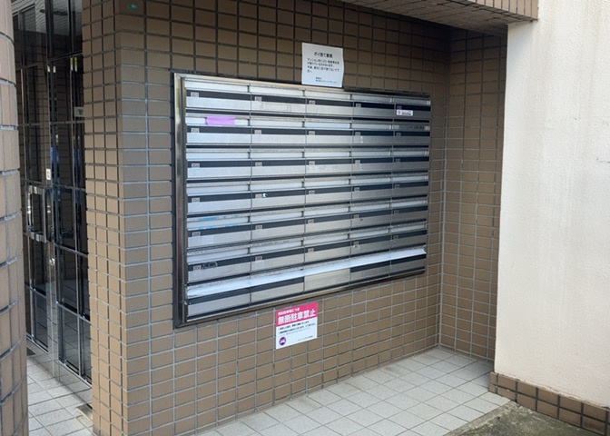 エントランス付近に設置されている集合ポストは、住んでいる部屋と離れているため、ポストをあさるなど誰かに何かされていても被害に気づきにくいです。入居する時には他人に特定されにくい番号で鍵をかけましょう！