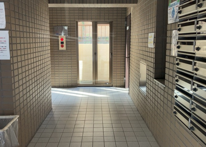 ロビーというと、エントランスと何がちがうの？と思いますよね。実はロビーとエントランスには明確な決まりはありません。物件によっては、エントランスを入って広がるある程度の広さのある空間がロビーとなります。