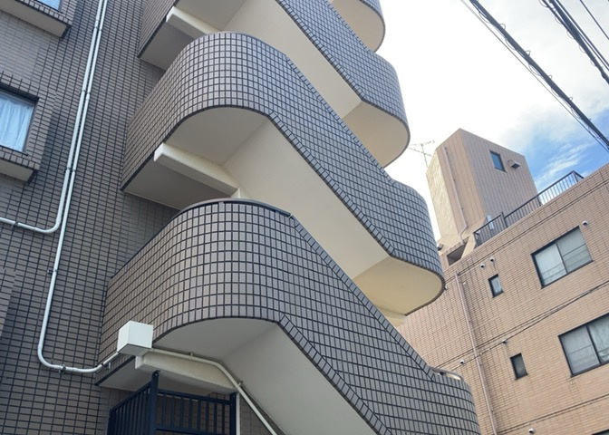 共用部分は、一棟の建物に住む区分所有者全員が共同で所有するとし、共用部分の管理、補修などは、区分所有者で形成される管理組合が行います。個人の判断で勝手に変更することはできませんので覚えておきましょう。