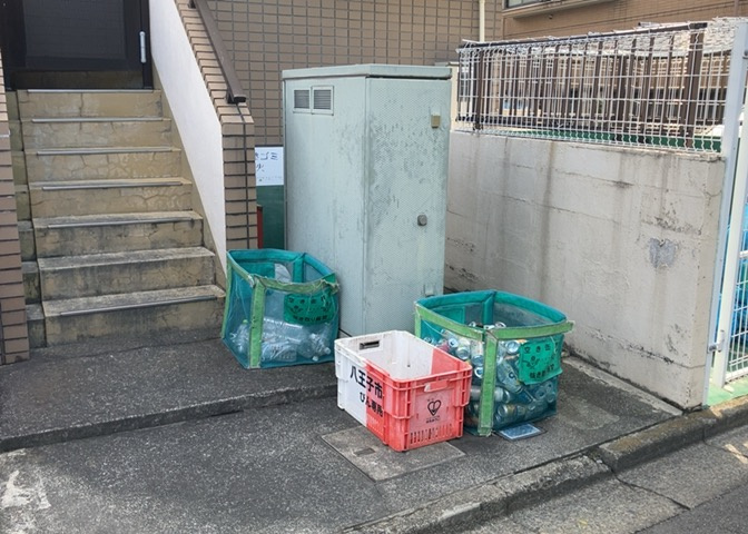 共有部分は、住民なら誰もが使える設備のこと。例えば駐車場やエレベーター、インターネット設備、セキュリティ設備などがあります。他にも、マンションの廊下・外部階段やエントランス・ゴミ置き場などがあります。