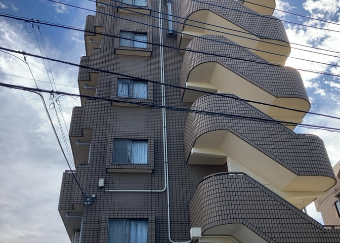 隣家の土地はどうなっているのか、生活利便施設が近くにあるのか、学校まで近いかなど、お客様のライフスタイルにあわせたイメージが重要です。また、近くにあると困る施設が近くにないかも確認するといいでしょう。