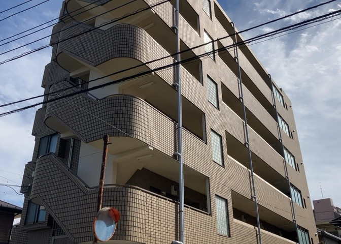 眺望の良さを楽しめるダイニングキッチンで家族団らんの時間を過ごしてはいかがでしょうか。バルコニーから見える景色を家族で眺める時間は、時間が経つのを忘れてしまいそうですね。是非、現地を見に行きましょう！