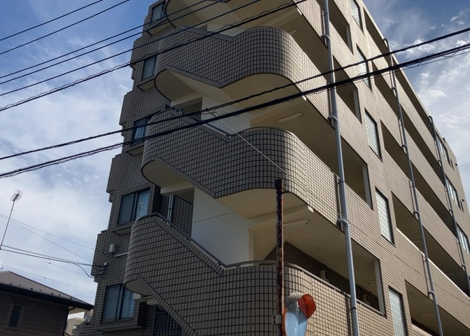 道幅が広い場所は日当たりや風通が良好です。幅が広いのですれ違いも可能ですし大きな車でも駐車可能！一方で、大型車が通ることも多くなるため交通量の増加により騒音に繋がります。また土地の値段が高くなります。