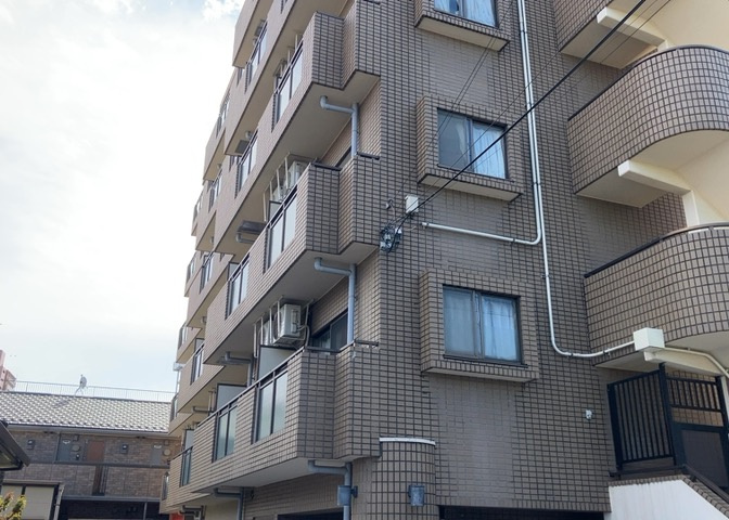 ＲＣ造、Reinforced　Concreteは直訳すると補強されたコンクリートです。主に柱や梁・床・壁が鉄筋とコンクリートで構成おり、鉄筋を組んだ型枠にコンクリートを流し込んで固めたものを指します。