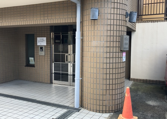 玄関は家の顔でもあり、家族以外の目にも止まる場所です。玄関は外との間を仕切る扉、靴などをしまっておく収納スペース、靴脱ぎのたたきスペース、来客とのやり取りをするドアホンなど複数のアイテムからなります。