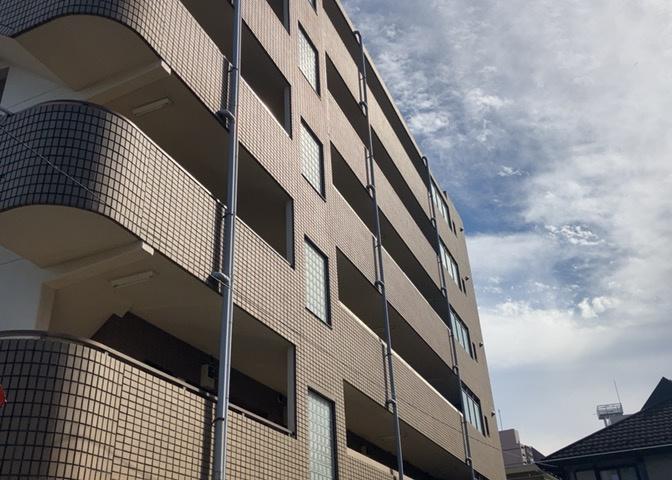 共用部分は、一棟の建物に住む区分所有者全員が共同で所有するとし、共用部分の管理、補修などは、区分所有者で形成される管理組合が行います。個人の判断で勝手に変更することはできませんので覚えておきましょう。