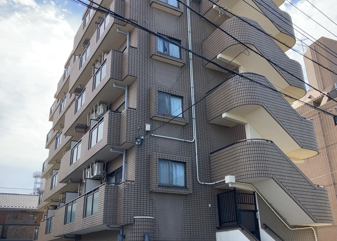 外観はマンション管理がされているかの目安になります。築年数が古いと、壁面は劣化してひび割れが生じることも！建物が古びていても細かいところが修繕されていると、きちんと管理されているなぁと感じるでしょう。