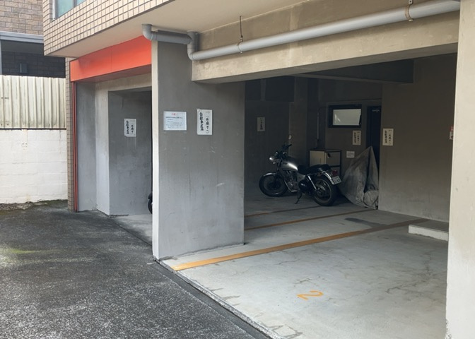車一台あたりに必要なスペースは、標準サイズの普通自動車で横幅2m50cm、長さ5mは必要になります。ただし、乗降のことも考慮して横幅3m30cm、長さ5m50cmほどは確保できるところを選びましょう。
