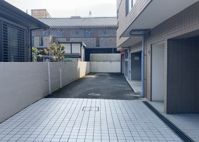 駐車場と明記されていても、最小スペースでつくられた駐車場だと大型車は駐車できなかったり、出入りしにくくなったりする可能性があります。お車のサイズと購入したい物件の駐車場のサイズを現地で確認しましょう。