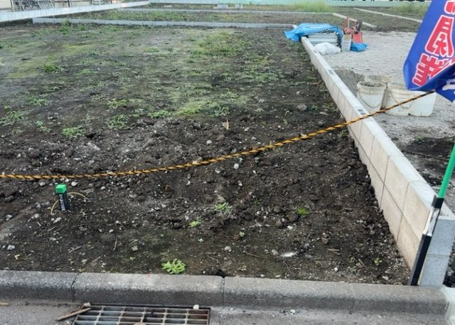 土地の面積＝住宅面積ではありません。建ぺい率の問題などで、土地のある場所によって住宅を建てられる面積は限られています。高さもしかり、「土地」という言葉の中には、建築条件も含まれると考えておきましょう。