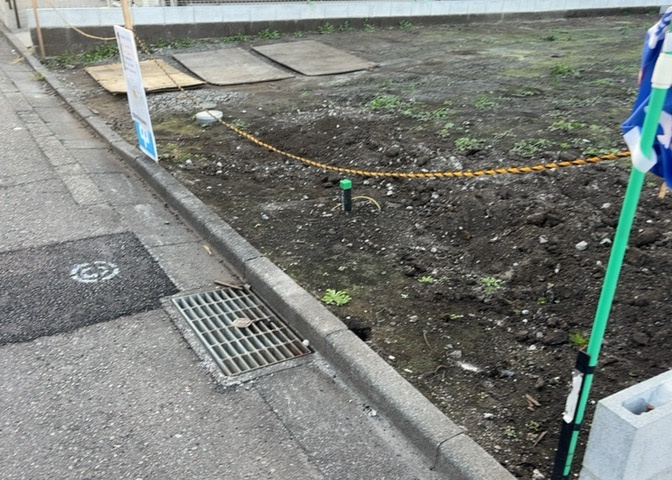 家を建てる場合、方位は要チェックです。現実的に日当たりのよい家ならばリビングは南側、建築基準法でも北側に当たる家への配慮は求められています。土地を見学に行く際は、方位磁針を持って行くようにしましょう。