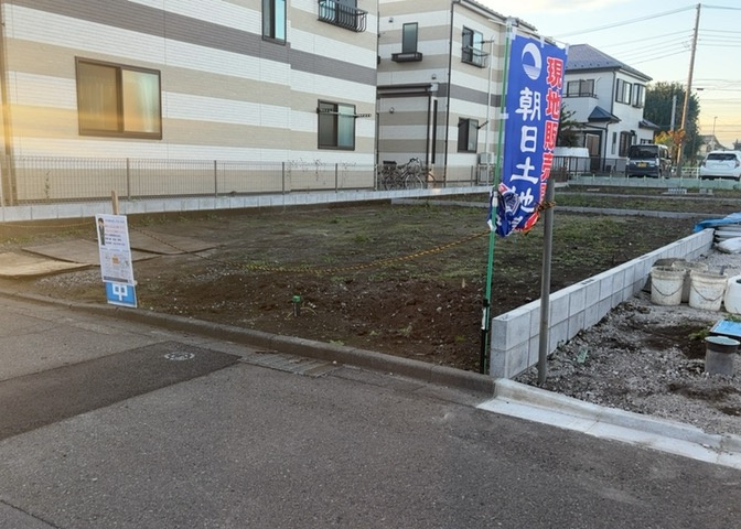 土地購入を検討されている場合、境界杭がない状態で購入してしまうと境界確定測量をする必要があり、費用がかかります。購入の前に、売主、隣土地所有者立ち合いのもと境界を確定し境界杭を設置するのがベストです。