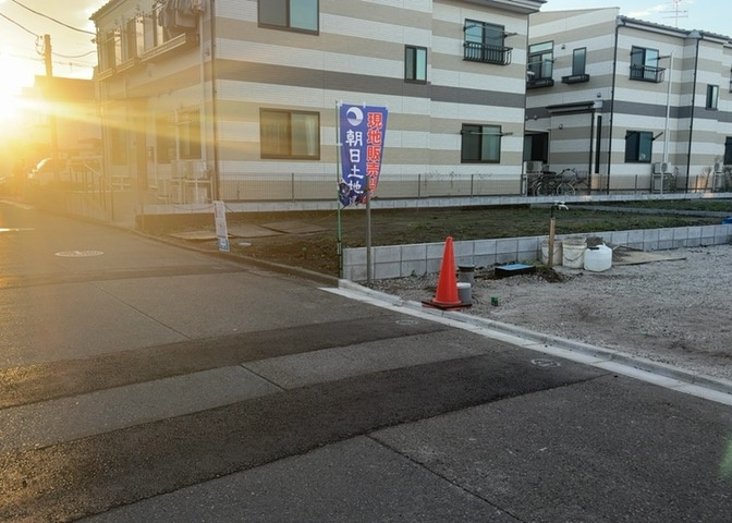 人が暮らすうえで日光は大切な要素となります。日当たりの良さは譲れないポイントですね。併せて近くに大きな建築物の建築予定がないか、あるいはそれが可能な土地が近くにないか事前に確認することもお勧めします。