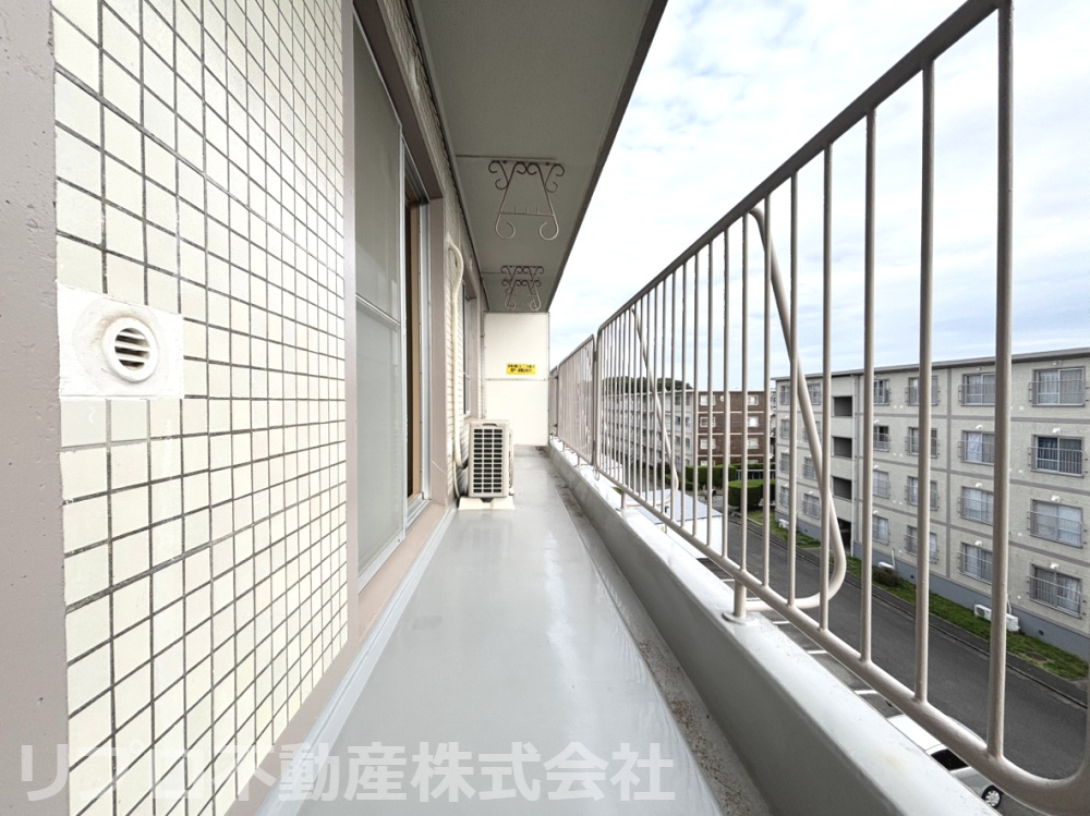 南西向きのバルコニーは陽当たり良好！お洗濯物も快適に干せます！