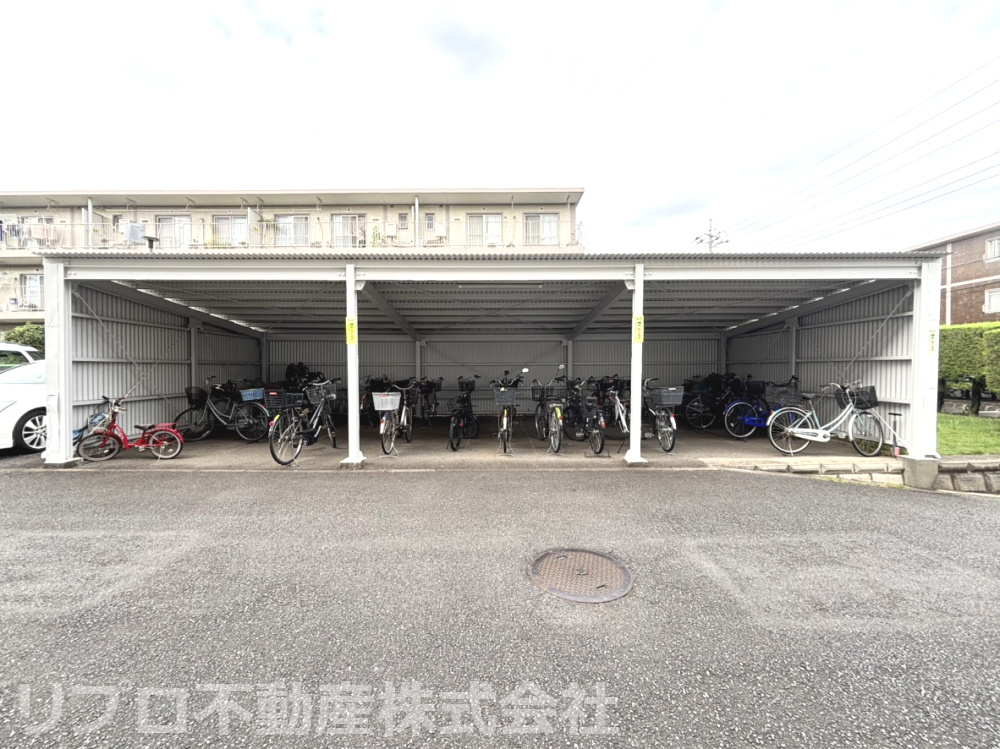 屋根付きの駐輪場が無料で利用可能！雨の日で安心して自転車をとめられます！