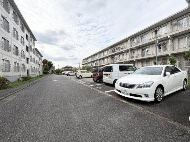 敷地内に駐車場完備！お車をお持ちの方も安心して駐車できます！