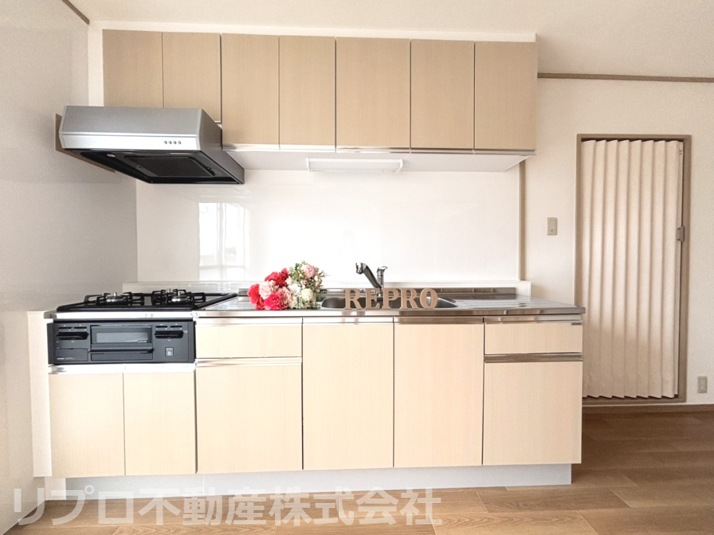 リフォーム済みのキッチンは清潔感があり、3口コンロでお料理もはかどり、使い勝手の良い空間です！