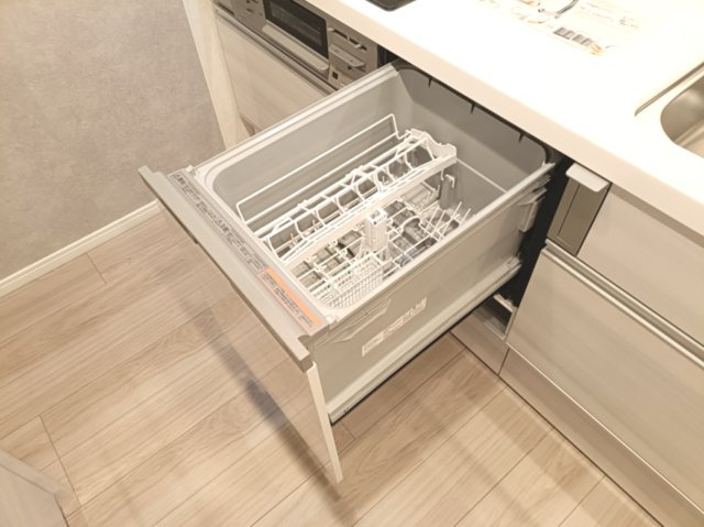 【食洗機】　食洗機が付いているので、後片付けの手間を減らしてゆとりの時間を生み出せます。