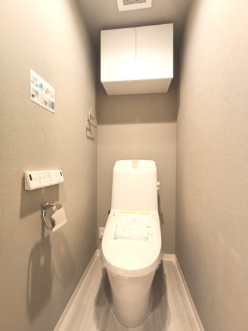 【トイレ】　洗浄機能付きトイレ。上部には収納付で、トイレットペーパー等、買い置きもしやすそうです。